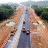 Thi công dự án thành phần Vạn Ninh-Cam Lộ. (Ảnh: Tá Chuyên/TTXVN)