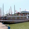 Một tàu du lịch trên Vịnh Hạ Long. (Ảnh: Văn Đức/TTXVN)