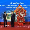 Phó Thủ tướng Thường trực Chính phủ Phạm Gia Túc chúc mừng Công ty Cổ phần tập đoàn GLB Group. (Ảnh: Thái Thuần/TTXVN)