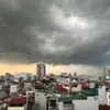 Mây đen kịt dần phủ kín bầu trời trước cơn dông. (Ảnh: An Đăng/TTXVN)