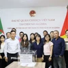 Các cán bộ, nhân viên Đại sứ quán Việt Nam tại Algeria quyên góp ủng hộ đồng bào bị bão lụt trong nước. (Ảnh: Mạnh Hùng/Algeria) 