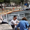 Người dân tránh nóng bên bờ sông Seine tại Paris, Pháp. (Ảnh: THX/TTXVN)
