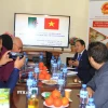 Tham tán thương mại Hoàng Đức Nhuận (giữa) trao đổi với đại diện các tổ chức và doanh nghiệp Algeria tại buổi gặp gỡ. (Ảnh: Trung Khánh/Algeria)