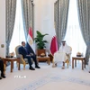 Tổng thống Ai Cập Abdel-Fattah al-Sisi (giữa, trái) và Quốc vương Qatar Sheikh Tamim bin Hamad Al Thani (giữa, phải) tại cuộc gặp ở Doha ngày 14/4/2025. (Ảnh: AA/TTXVN)