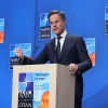 Tổng thư ký NATO Mark Rutte phát biểu tại cuộc họp báo ở Hague, Hà Lan. (Ảnh: THX/TTXVN)
