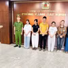 Cơ quan Cảnh sát điều tra Công an tỉnh Thanh Hóa thi hành Quyết định khởi tố vụ án, khởi tố bị can đường dây buôn bán nước hoa giả quy mô lớn. (Ảnh: TTXVN phát)