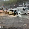 Trên tuyến phố Hà Nội, ngập úng diện rộng gây ảnh hưởng đến các phương tiện tham gia giao thông. (Ảnh: An Đăng/TTXVN)