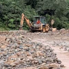 Một trận lũ ống đã cuốn hàng nghìn tấn đá, kèm bùn từ trên núi phủ kín mặt đường đèo Lò Xo (đường Hồ Chí Minh) một đoạn khoảng 200 mét chiều dài, rộng khoảng 12 m và cao từ 1-1,5 m khiến giao thông đoạn trên tắt hoàn toàn. (Ảnh: Cao Nguyên/TTXVN)