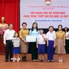 Tiếp nhận ủng hộ từ cán bộ, giáo viên, học sinh Trường Phổ thông đặc biệt Nguyễn Đình Chiểu ủng hộ đồng bào bị thiệt hại bởi bão, lũ. (Ảnh: Xuân Khu/TTXVN) 