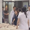 Các bác sỹ Bệnh viện Hữu Nghị Quảng Bình nỗ lực cứu sống 2 nạn nhân bị điện giật nguy kịch.