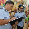 Lực lượng quản lý thị trường kiểm tra hàng hóa tại một siêu thị trên địa bàn thành phố Lào Cai. (Ảnh Hồng Ninh/TTXVN)