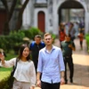 Du khách quốc tế tham quan Văn Miếu-Quốc Tử Giám. (Ảnh: Thanh Tùng/TTXVN)