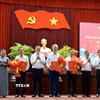 Lãnh đạo Thành ủy Cần Thơ trao quyết định của Ban Bí thư chỉ định các đồng chí tham gia Ban Chấp hành Đảng bộ thành phố nhiệm kỳ 2025-2030. (Ảnh: Ngọc Thiện/TTXVN)