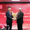 Ông Hồ Xuân Lâm (phải), Phó Chủ tịch, Tổng thư ký Liên hiệp các tổ chức hữu nghị Thành phố chúc mừng ông Đường Lập, Tổng lãnh sự Trung Quốc tại Thành phố Hồ Chí Minh tại buổi gặp mặt. (Ảnh: Xuân Khu/TTXVN) 