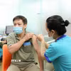 Người dân tiêm vaccine phòng cúm. (Ảnh: TTXVN phát)