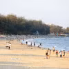Du khách vui chơi tại bãi biển Đồi Dương, phường Phan Thiết, tỉnh Lâm Đồng. (Ảnh: Hồng Hiếu/TTXVN)