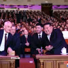Nhà lãnh đạo Triều Tiên Kim Jong-un (phải, hàng đầu) và Bộ trưởng Quốc phòng Nga Andrei Belousov (trái, hàng đầu) dự một sự kiện tại Bình Nhưỡng. (Ảnh: Yonhap/TTXVN)