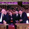 Nhà lãnh đạo Triều Tiên Kim Jong-un (phải, hàng đầu) và Bộ trưởng Quốc phòng Nga Andrei Belousov (trái, hàng đầu) dự một sự kiện tại Bình Nhưỡng. (Ảnh: Yonhap/TTXVN)