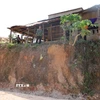 Gia đình anh Nguyễn Trọng Mạnh tại xã Phú Trung (Đồng Nai) đã hiến gần 1ha đất để làm đường nhưng hiện tại nhà anh bị chênh cao hơn 3m so với mặt đường, gây khó khăn cho sinh hoạt và nguy cơ sạt lở. (Ảnh: Đậu Tất Thành/TTXVN)