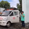 Ông Võ Minh Cường nhận những cuộc gọi cấp cứu. (Ảnh: Hoàng Nhị/TTXVN) 