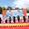 Đại sứ Việt Nam tại Lào cũng lãnh đạo tỉnh Vangvieng và lãnh đạo Công ty Trách nhiệm hữu hạn MTV xây dựng COECO Lào thực hiện nghi thức khởi công dự án. (Ảnh: Xuân Tú/TTXVN) 