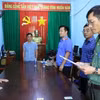 Cơ quan An ninh điều tra Công an tỉnh Đồng Nai thi hành lệnh bắt tạm giam bị can Quách Gia Khang. (Ảnh: TTXVN phát)