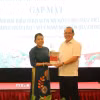 Đại diện lãnh đạo Trường song ngữ Lào-Việt Nam Nguyễn Du (Vientiane) tặng quà lưu niệm cho Ủy ban Trung ương Mặt trận Tổ quốc Việt Nam. (Ảnh: Khoa Chương/TTXVN)