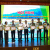 Tuyên dương các tập thể, cá nhân đóng góp tích cực cho công tác phòng, chống khai thác thủy sản bất hợp pháp, không báo cáo và không theo quy định. (Ảnh: Hương Giang/TTXVN)
