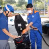 Hoạt động cung ứng xăng E10 tại cửa hàng xăng dầu số 25 Petrolimex Hưng Yên (phường Trần Lãm, tỉnh Hưng Yên). (Ảnh: Thu Hoài/TTXVN) 