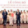 Bộ trưởng Bộ Tư pháp Nguyễn Hải Ninh và Thứ trưởng Bộ Tư pháp Nguyễn Thanh Ngọc trao quyết định bổ nhiệm ông Nguyễn Thắng Lợi giữ chức Cục trưởng Cục Quản lý Thi hành án dân sự. (Ảnh: Phạm Kiên/TTXVN) 
