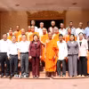 Đoàn công tác chụp hình lưu niệm cùng Hội Đoàn kết sư sãi yêu nước tỉnh Vĩnh Long và người có uy tín vùng đồng bào dân tộc Khmer. (Ảnh: Thanh Hòa/TTXVN)