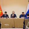 Chủ tịch Liên hiệp các tổ chức người Việt Nam tại Nga Đỗ Xuân Hoàng (giữa) báo cáo tổng kết hoạt động năm 2025. (Ảnh: Tâm Hằng/TTXVN)