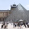Du khách tham quan bảo tàng Louvre tại Paris, Pháp. (Ảnh: THX/TTXVN phát)