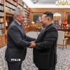 Thư ký Hội đồng An ninh Nga Sergei Shoigu (trái) và nhà lãnh đạo Triều Tiên Kim Jong Un tại cuộc gặp ở Bình Nhưỡng ngày 4/6/2025. (Ảnh: Yonhap/TTXVN) 