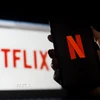 Biểu tượng Netflix trên màn hình điện thoại tại Arlington, Virginia, Mỹ. (Ảnh: AFP/TTXVN)