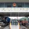 Xe container chở hàng hóa chờ làm thủ tục tại cửa khẩu quốc tế đường bộ số 2 Kim Thành, Lào Cai. (Ảnh: Quốc Khánh/TTXVN)