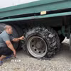 Một tài xế phản ánh lốp xe bị hư hỏng hoàn toàn do đâm vật sắt nhọn trên cao tốc qua tỉnh Đắk Lắk. (Ảnh: Tường Quân/TTXVN)