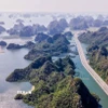 Vịnh Hạ Long với tuyến đường ven biển tỉnh Quảng Ninh. (Ảnh: Hoàng Hiếu/TTXVN) 