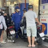 Người dân mua xăng dầu. (Ảnh: Sỹ Thắng/TTXVN)