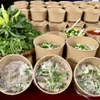 Phở đa dạng hương vị được giới thiệu đến công nhân, người lao động. (Ảnh: Mỹ Phương/TTXVN)
