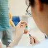 CDC Hà Nội mở cửa trở lại đáp ứng nhu cầu tiêm vaccine phòng bệnh của người dân. (Ảnh: Minh Quyết/TTXVN)