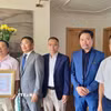 Tham tán Công xứ Chu Tuấn Đức (đứng giữa), Chủ tịch Hội Cựu chiến binh Việt Nam tại Cộng hòa Liên bang Đức trao giấy khen, tri ân công lao của gia đình ông Lê Đình Bính (đứng đầu) có người thân là liệt sỹ. (Ảnh: Phương Hoa/TTXVN)