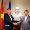 Tổng Lãnh sự Việt Nam tại Perth Phạm Hải Anh (bên phải) tiếp ông David Morgan, Chủ tịch Hội đồng Doanh nghiệp Tây Australia-Việt Nam (WAVBC). (Ảnh: TTXVN phát)