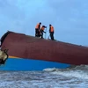 Quảng Trị: Trục vớt tàu chìm để tìm kiếm thuyền viên mắc kẹt bên trong khoang