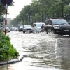 Ngã 3 phố Đào Tấn giao với Linh Lang ngập úng cục bộ. (Ảnh: Lê Đông/TTXVN)