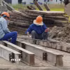 Công nhân thi công trên công trường thành phần 4 (cao tốc Châu Đốc - Cần Thơ - Sóc Trăng). (Ảnh: Tuấn Phi/TTXVN)