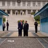 (Tư liệu) Tổng thống Mỹ Donald Trump (phải) và nhà lãnh đạo Triều Tiên Kim Jong Un tại cuộc gặp ở làng đình chiến Panmunjom ngày 30/6/2019. (Ảnh: Reuters/TTXVN)