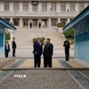 (Tư liệu) Tổng thống Mỹ Donald Trump (phải) và nhà lãnh đạo Triều Tiên Kim Jong Un tại cuộc gặp ở làng đình chiến Panmunjom ngày 30/6/2019. (Ảnh: Reuters/TTXVN)