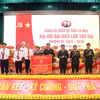 Tỉnh ủy Cà Mau tặng Đại hội bức trướng mang dòng chữ ‘‘Trung thành-Dũng cảm-Đoàn kết-Quyết thắng’’. (Ảnh: Kim Há/TTXVN)