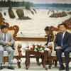 Phó Trưởng ban Tuyên huấn Trung ương Lào Vansy Kuamua tiếp Phó Tổng Biên tập Tạp chí Cộng sản Việt Nam Nguyễn Ngọc Hà. (Ảnh: Xuân Tú/TTXVN)